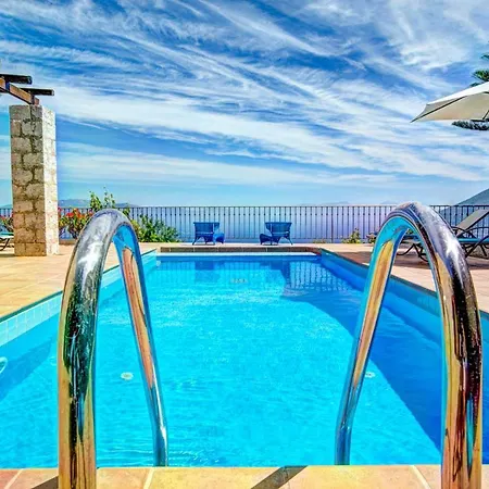 Villa Sleeps 4 Pool Air Con Wifi *